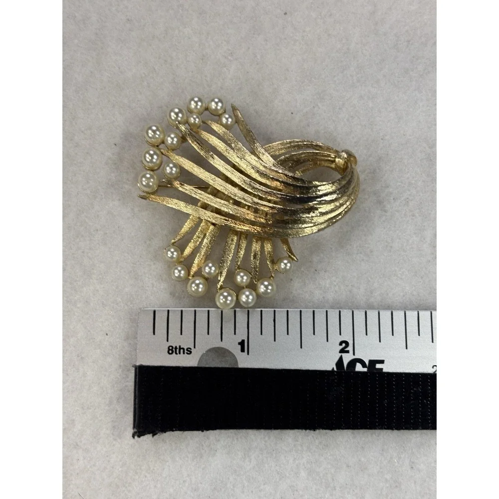 Vintage Lisner Gold Tone Faux Pearl Brooch Pin Classic Glam Occasion Heritage‎